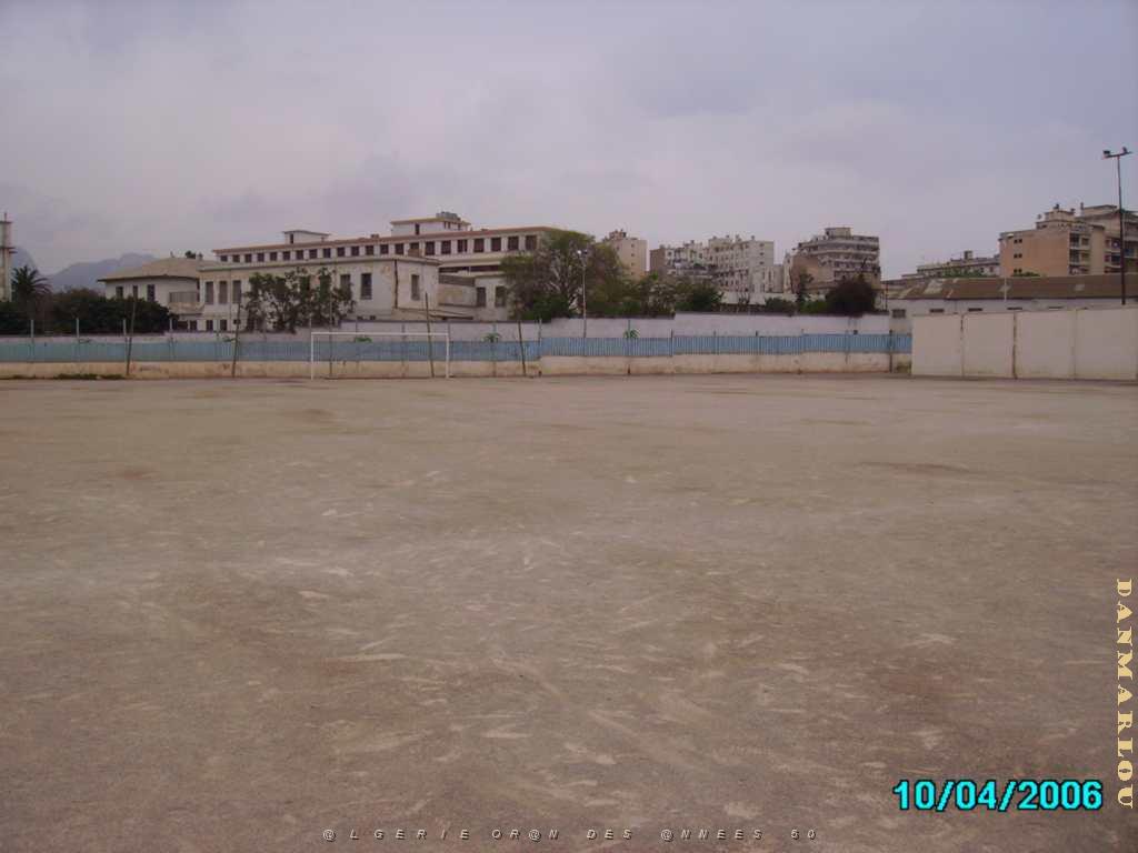 ORAN LE STADE DU RAIL ET SON BUT COTE AVENUE.JPG